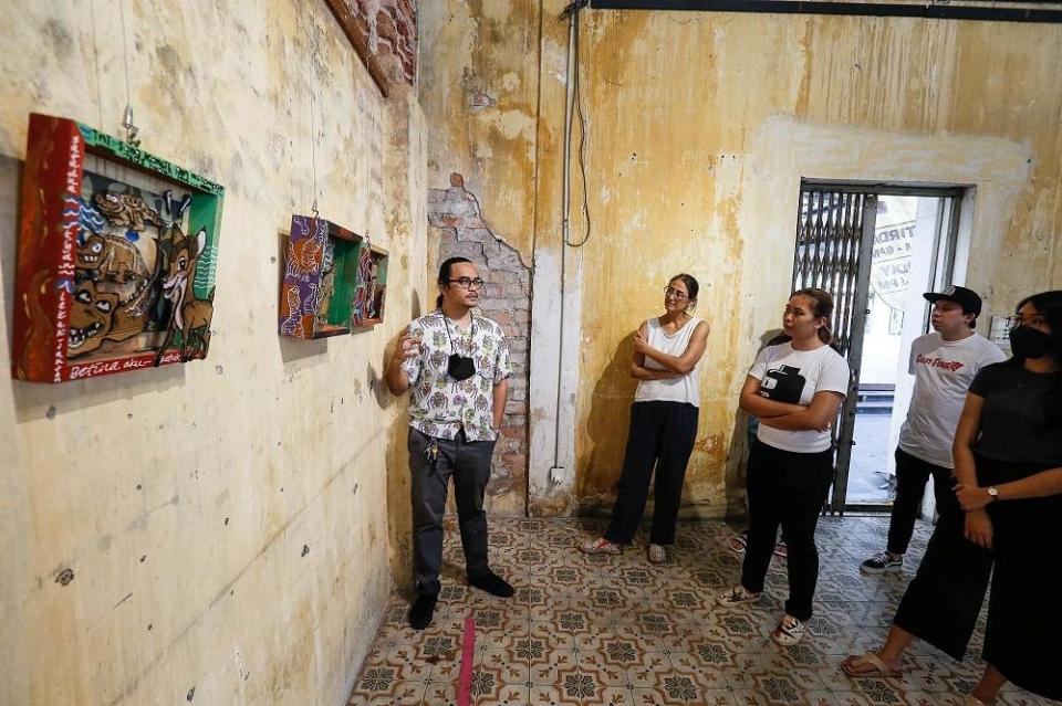 Maizul Affendy explaining his artwork called ‘Mula Semula Vol 2’ at the Tu7oh Exhibition in George Town July 6, 2022. ― Picture by Sayuti Zainudin