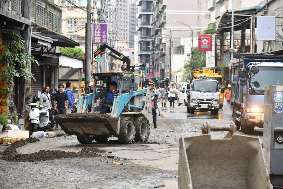 新莊區瓊林路38號巷口道路今(7)日12時06分發生地下自來水管線(1000mm)爆裂，造成大量自來水湧出路面，造成路基掏空道路、電線桿倒塌及民宅淹水等嚴重災情。   圖：新北市政府提供