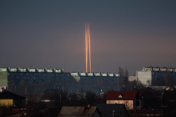 Tri rakety vypálené na Ukrajinu z ruskej oblasti Belgorod sú dnes na úsvite v Charkove na Ukrajine vo štvrtok 9. marca 2023.