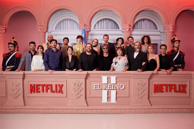 El elenco de El Reino II estuvo en la avant premier de la serie en el teatro Coliseo y se fotografío en una escenografía muy particular: el balcón de la Casa Rosada