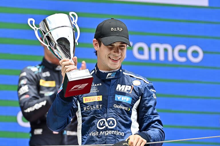 Franco Colapinto celebró su segundo lugar en la prueba de la Fórmula 2 en Barcelona . (Photo by James Sutton - Formula 1/Formula Motorsport Limited via Getty Images)