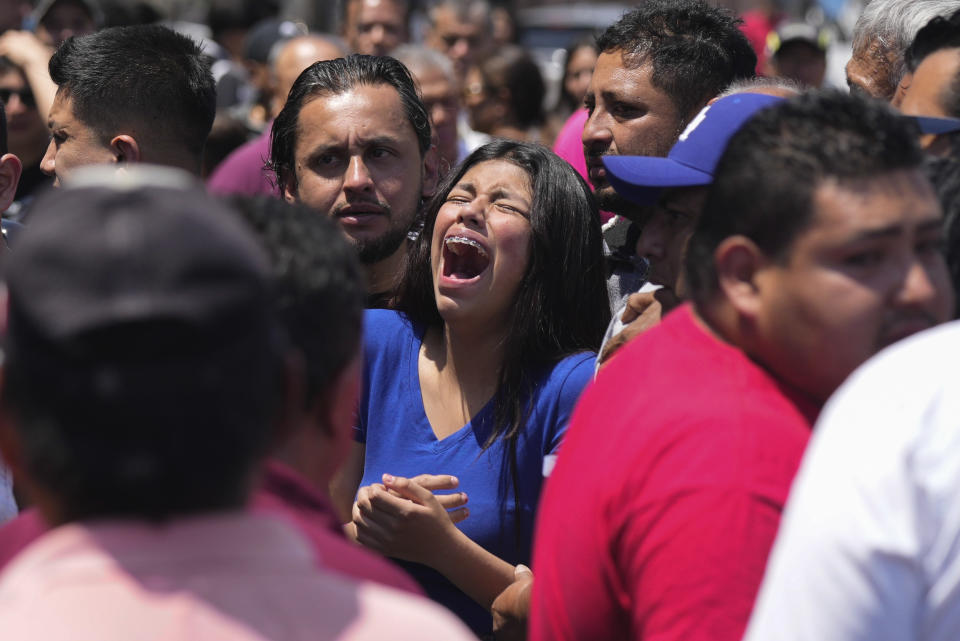 Una joven, familiar de la niña de 8 años que fue secuestrada el día anterior, llora mientras los restos de la menor son entregados a su familia en Taxco, México, el jueves 28 de marzo de 2024. El cuerpo de la menor que desapareció el miércoles fue encontrado en una carretera a las afueras de la ciudad el jueves. (AP Foto/Fernando Llano)