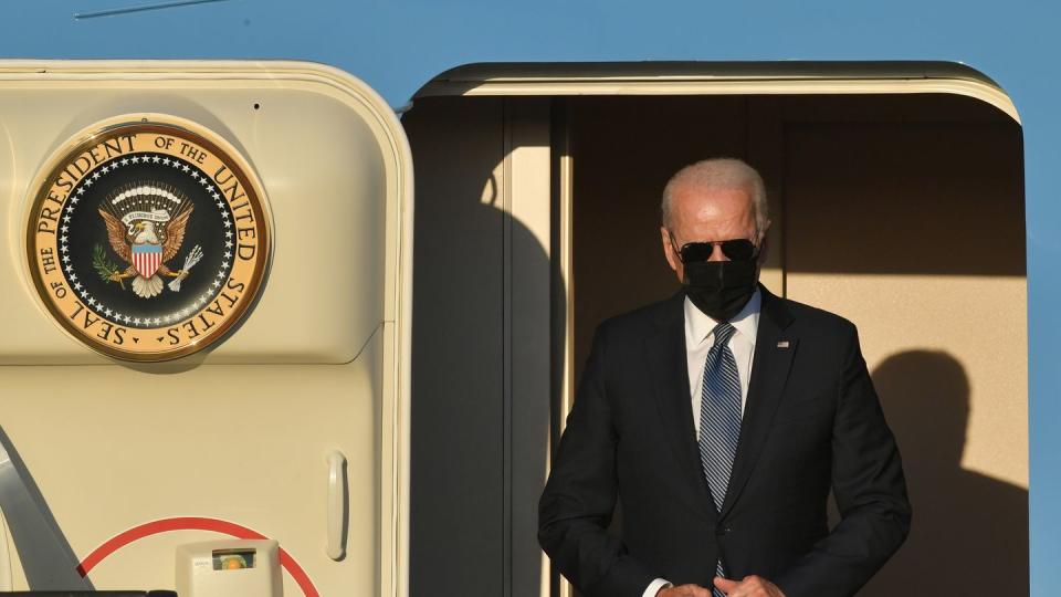 Joe Biden, Präsident der USA, steigt aus der Air Force One bei seiner Ankunft auf dem Militärflughafen Melsbroek. Die Staats- und Regierungschefs der 30 Nato-Staaten kommen zu einem Gipfeltreffen in Brüssel zusammen.
