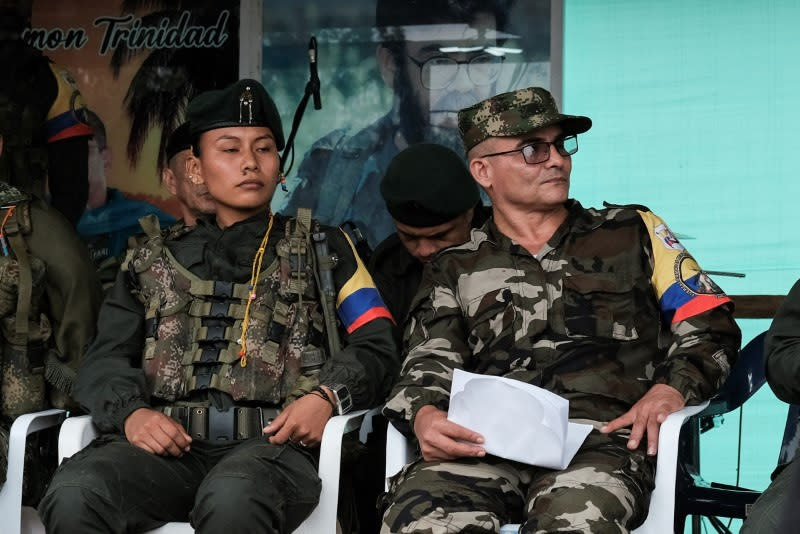 FOTO DE ARCHIVO. Néstor Gregorio Vera Fernández, alias Iván Mordisco, jefe del Estado Mayor Central de una facción de las FARC que rechazó el acuerdo de paz del 2016, asiste a una reunión con comunidades campesinas en Yarí