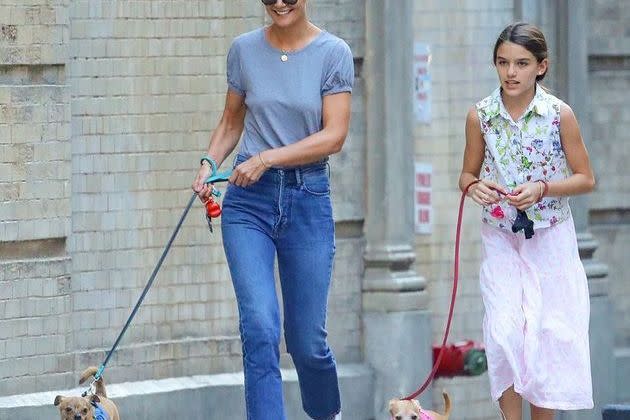 <p>Katie Holmes et sa fille Suri Cruise à New York le 19 août 2019</p>