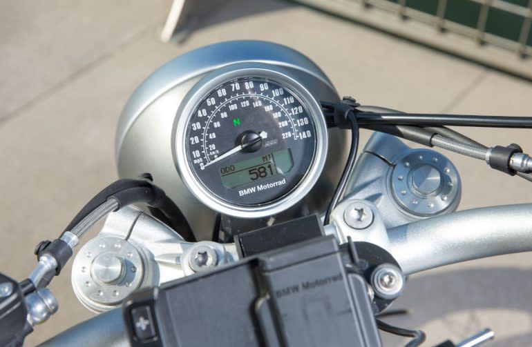 bmw-rninet-scrambler-cockpit