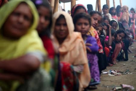 Rohingya refugees line up to receive humanitarian aid in Balukhali refugee camp near Cox's Bazar, Bangladesh, October 26, 2017. REUTERS/Hannah McKay