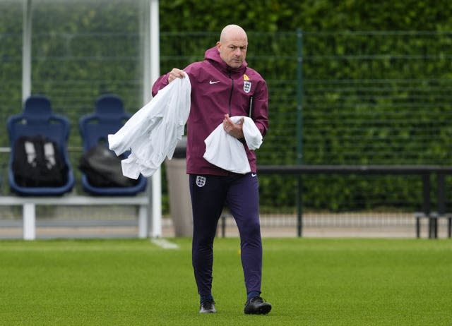 England interim manager Lee Carsley laying out the player bibs during a training session