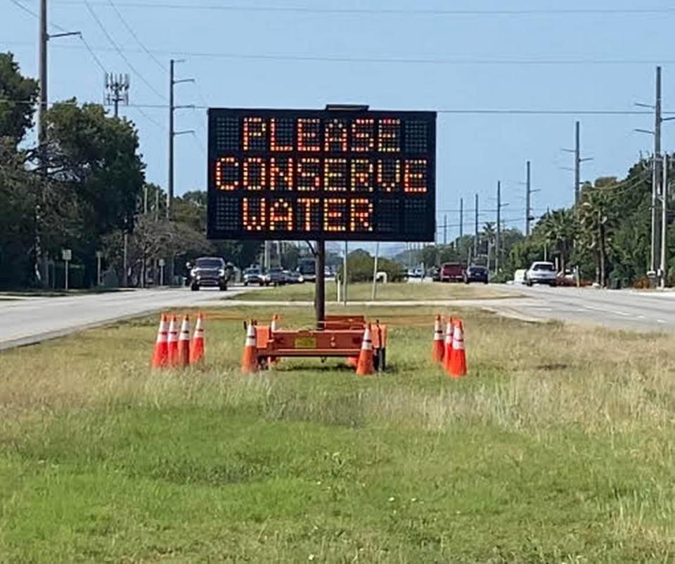 Un letrero en la mediana de la U.S. 1 en Cayo Largo el martes 14 de marzo de 2023 insta a los habitantes y visitantes de los Cayos de la Florida a conservar el agua.