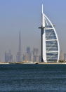 <p>Uno dei simboli della Dubai contemporanea, con la sua silhouette a forma di vela, il Burj al-Arab è uno degli hotel più lussuosi del mondo. (foto: GIUSEPPE CACACE/AFP/Getty Images) </p>