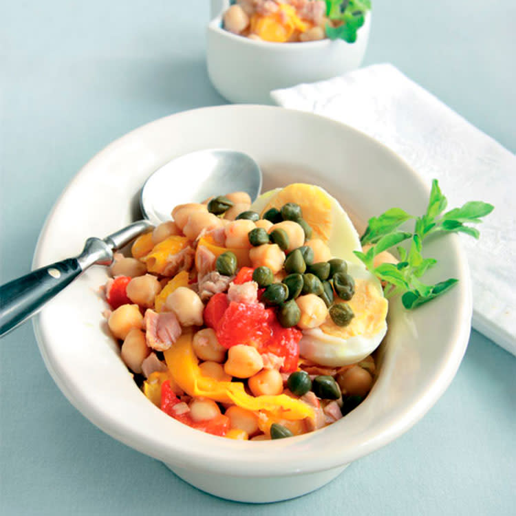 Ensalada de garbanzos con pimientos y atún