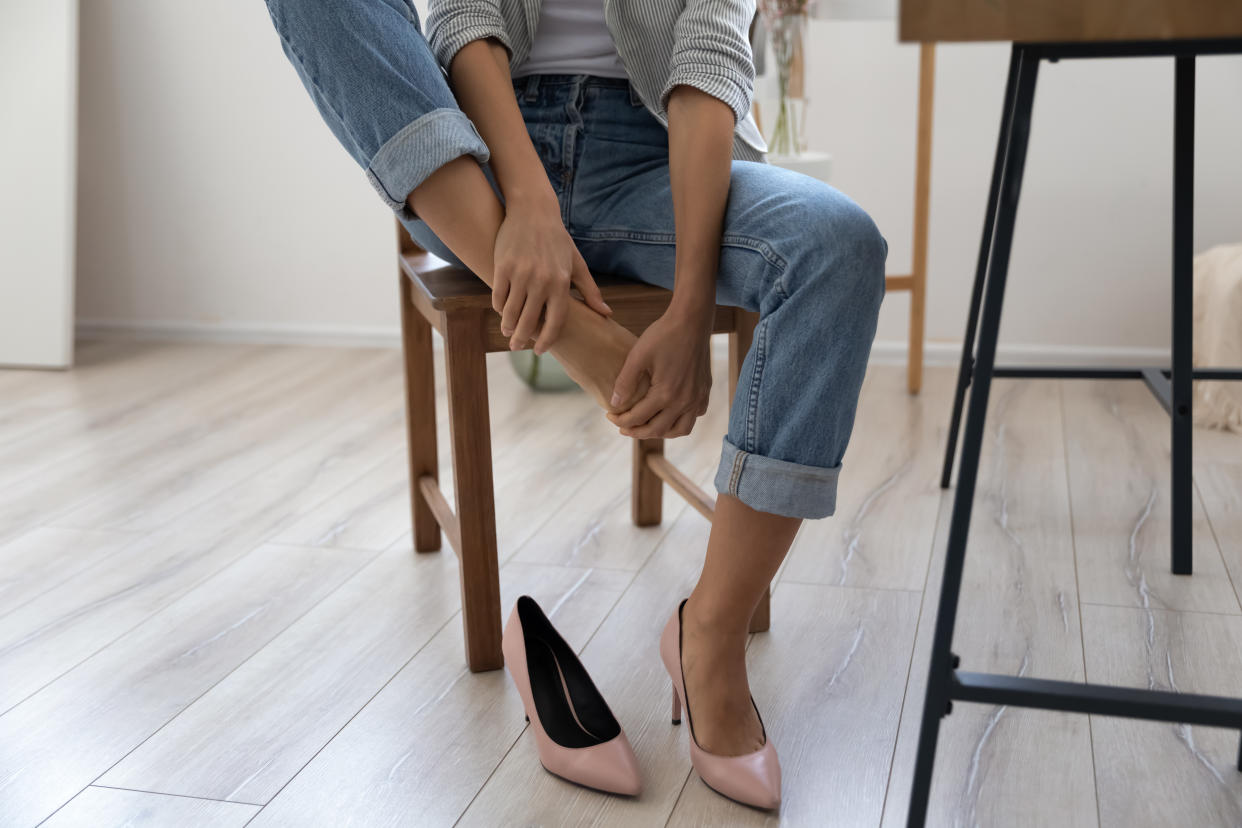 Deja de torturar a tu pies con zapatos altos y cerrados, dales un respiro con unas sandalias. (Foto: Getty Images)