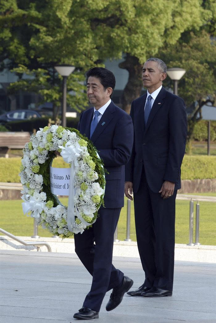 El presidente de Estados Unidos, Barack Obama y el primer ministro nipón, Shinzo Abe, en el Parque de la Paz el 27 de mayo de 2016, en Hiroshima (Japón) EFE/Ma Ping / Pool