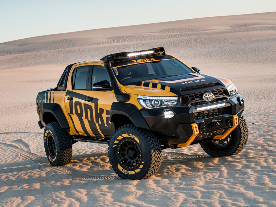 Ein echtes Männerspielzeug: Der Toyota Hilux Tonka Concept stellt eine Kooperation zwischen Spielwarenhersteller Tonka und Toyota dar und wurde auf Basis des Toyota Hilux aufgebaut. Kein Wunder, dass er wie ein überdimensionales Spielzeug wirkt. Um diesem Feeling gerecht zu werden, wurde beim Tonka-Truck die Bodenfreiheit um 150 mm erhöht. Außerdem kamen spezielle Heavy-Duty-Achsen, längere Federelemente und spezielle Offroadreifen im 35-Zoll-Format dazu. (Bild-Copyright: Toyota)