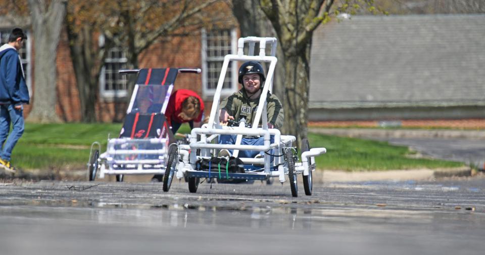 Doug Shenberger passes another E vehicle with mechanical problems during the Kehoe Grand Prix in Shelby on Friday afternoon.