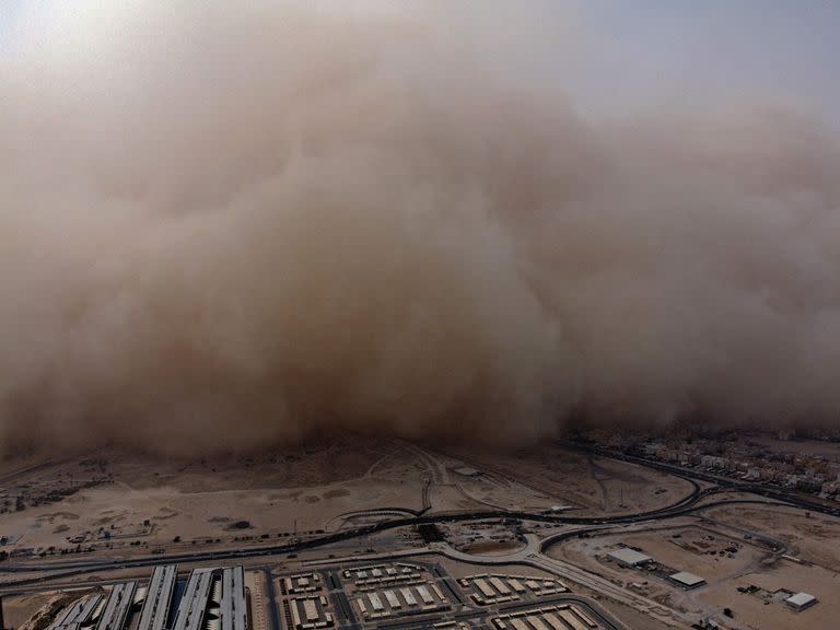 Gran tormenta de polvo que avanza hacia la ciudad de Kuwait, en el país homónimo.