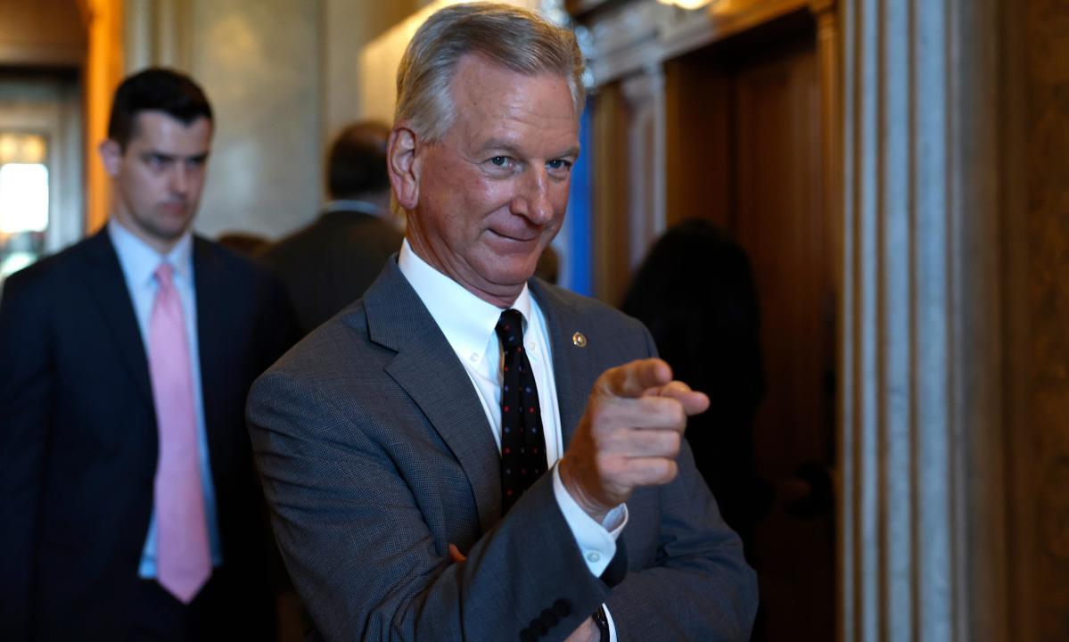 Tommy Tuberville a gagné 25 millions de dollars sur les hommes noirs.  Dieu ne plaise qu’ils obtiennent quoi que ce soit en retour