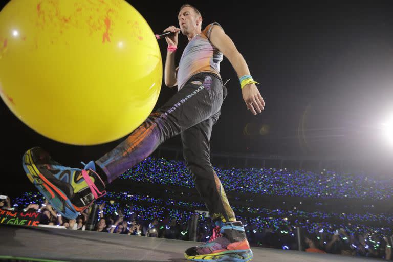 Chris Martin recorre la extensa pasarela en el primer show de Coldplay en River, de su gira 2022