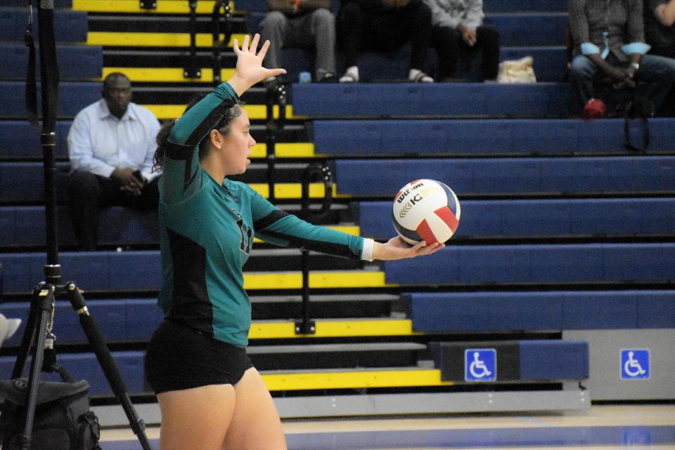 Royal Palm Beach newcomer Skye Zwirner prepares to serve the ball in the third set of Thursday’s regular season contest against Wellington (Sept. 7, 2023).