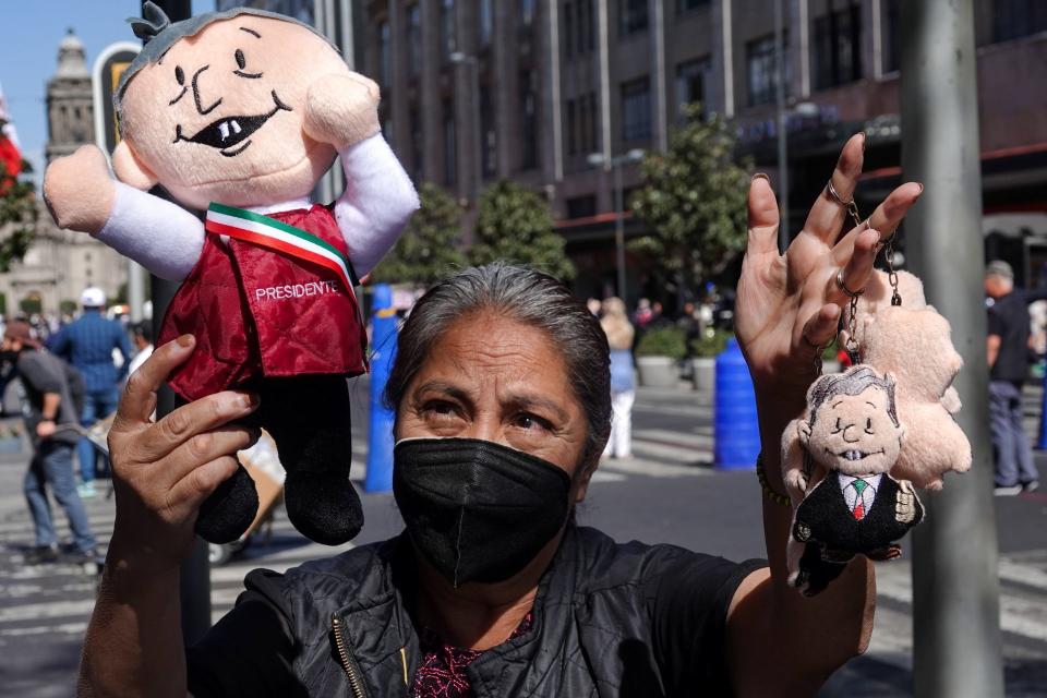 <p>Una mujer exhibe su mercancí­a de llaveros y peluches con la cara del presidente Andrés Manuel López Obrador. FOTO: GALO CAÑAS/CUARTOSCURO.COM</p> 