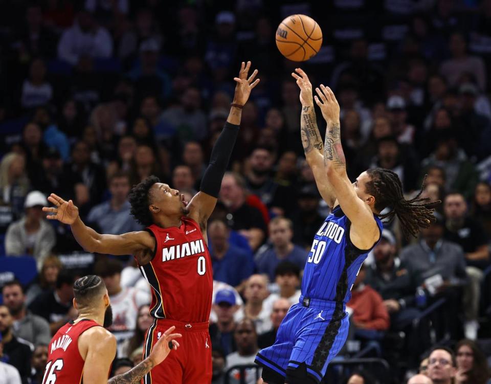 El jugador del Magic Cole Anthony tira al aro ante la marca de Josh Richardson, del Heat de Miami, en el partido celebrado el 20 de diciembre de 2023 en Orlando. Kim Klement Neitzel-USA TODAY Sports