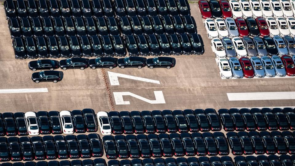 Zahlreiche Neufahrzeuge von Mercedes-Benz stehen auf dem ehemaligen Flugplatz Ahorn auf einer Landebahn.