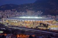 Vista nocturna del estadio Maracaná de Rio de Janeiro tomada el 29 de junio de 2013 un día antes de la final de la Copa Confederaciones de Brasil-2013 (AFP/Archivos | YASUYOSHI CHIBA)