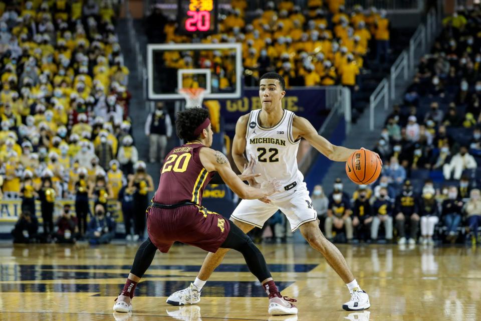 Michigan forward Caleb Houstan (22) makes a pass against  Minnesota guard E.J. Stephens (20) during the second half at the Crisler Center in Ann Arbor on Saturday, Dec. 11, 2021.