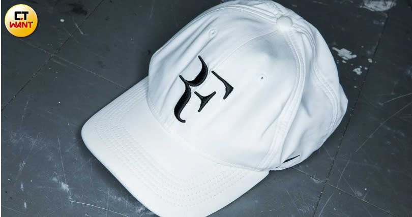 白色帽子是劉育仁買給爸爸的網球紀念帽。（圖／莊立人攝）