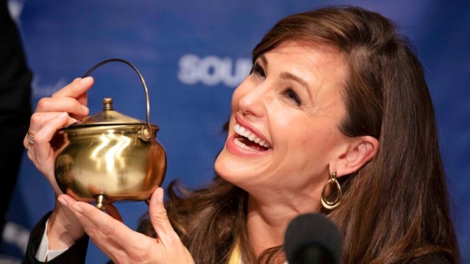 今年2月5日，珍妮佛嘉納獲頒哈佛大學Pudding Pot「年度女性獎」（圖片來源：美聯社）