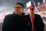 <p>Non, ce ne sont pas les vrais Kim Jong-Un et Donald Trump, mais bien des sosies ! Les deux hommes ont d’ailleurs étaient éconduits de la cérémonie des Jeux de PyeongChang. (crédit Reuters) </p>