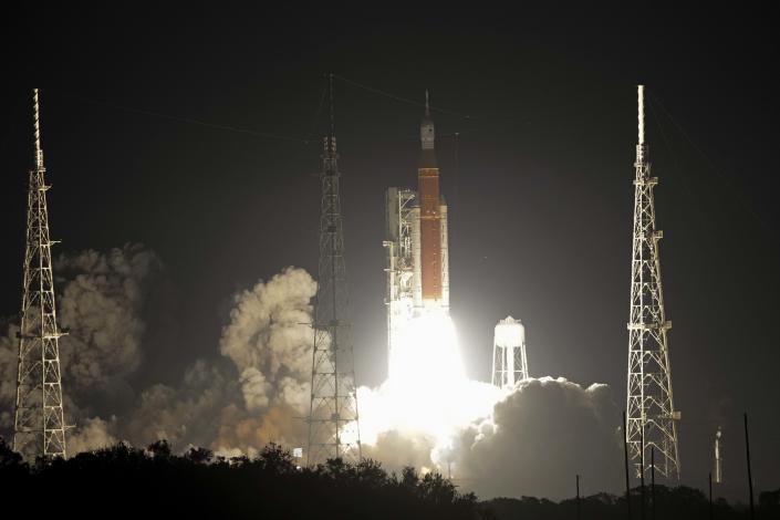 Lanzamiento del cohete Artemis de la NASA (John Raoux / AP)