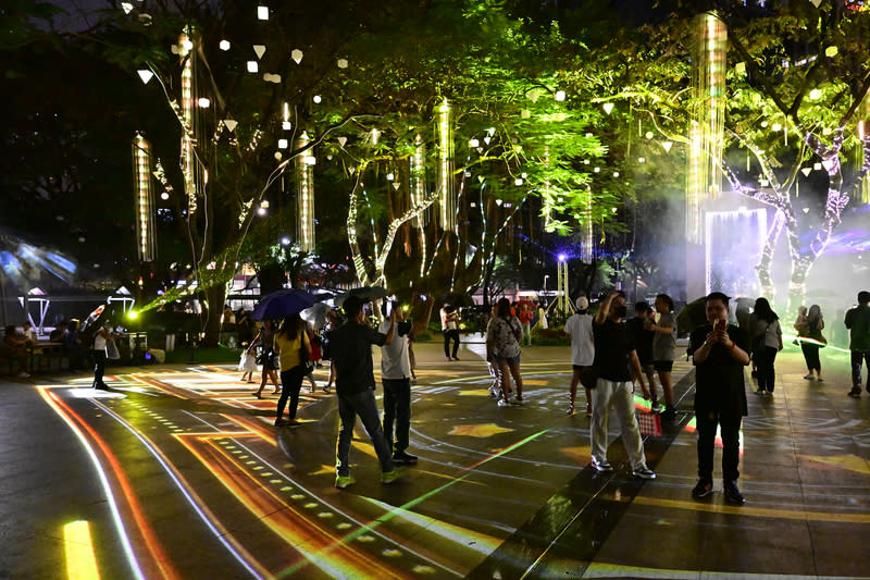 菲律賓馬卡蒂市耶誕燈光秀 每到耶誕季節，位於馬尼拉都會區馬卡蒂市 （Makati）阿亞拉三角花園（Ayala Triangle Gardens） 的燈光秀，吸引不少菲國民眾前往觀賞。攝於11月15 日。 中央社特約記者Edward Bungubung攝  112年12月24日 