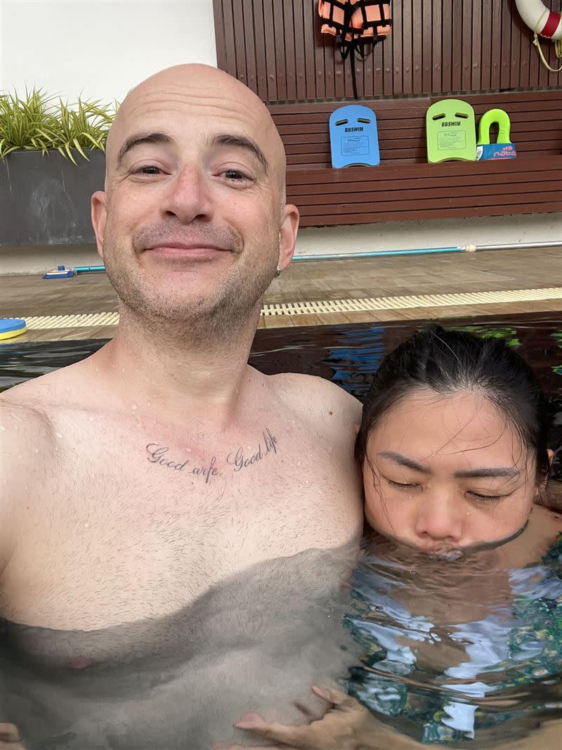 吳鳳此次PO出的泳池搞笑照讓網友全笑翻。（圖／翻攝自吳鳳臉書）