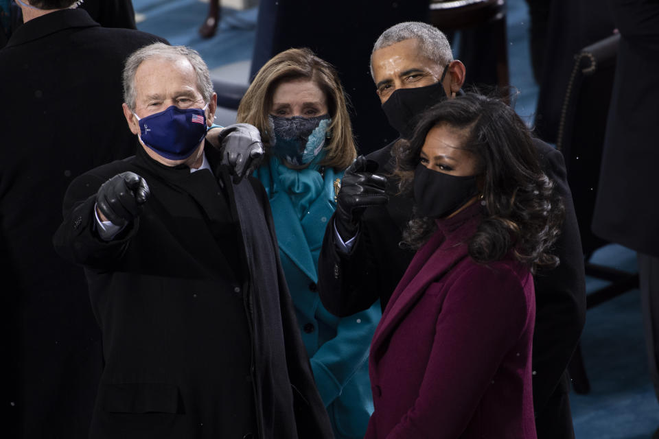 Ex-Präsident George W. Bush, die Sprecherin des Repräsentantenhauses Nancy Pelosi und Ex-Präsident Barack Obama mit Ehefrau Michelle demonstrieren überparteiliche Eintracht. (Bild: Caroline Brehman/Pool/Getty Images)