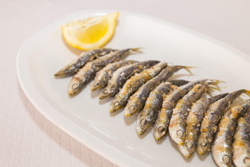 Hacer sardinas asadas en casa sin olor tiene su técnica. Foto: Getty Creative