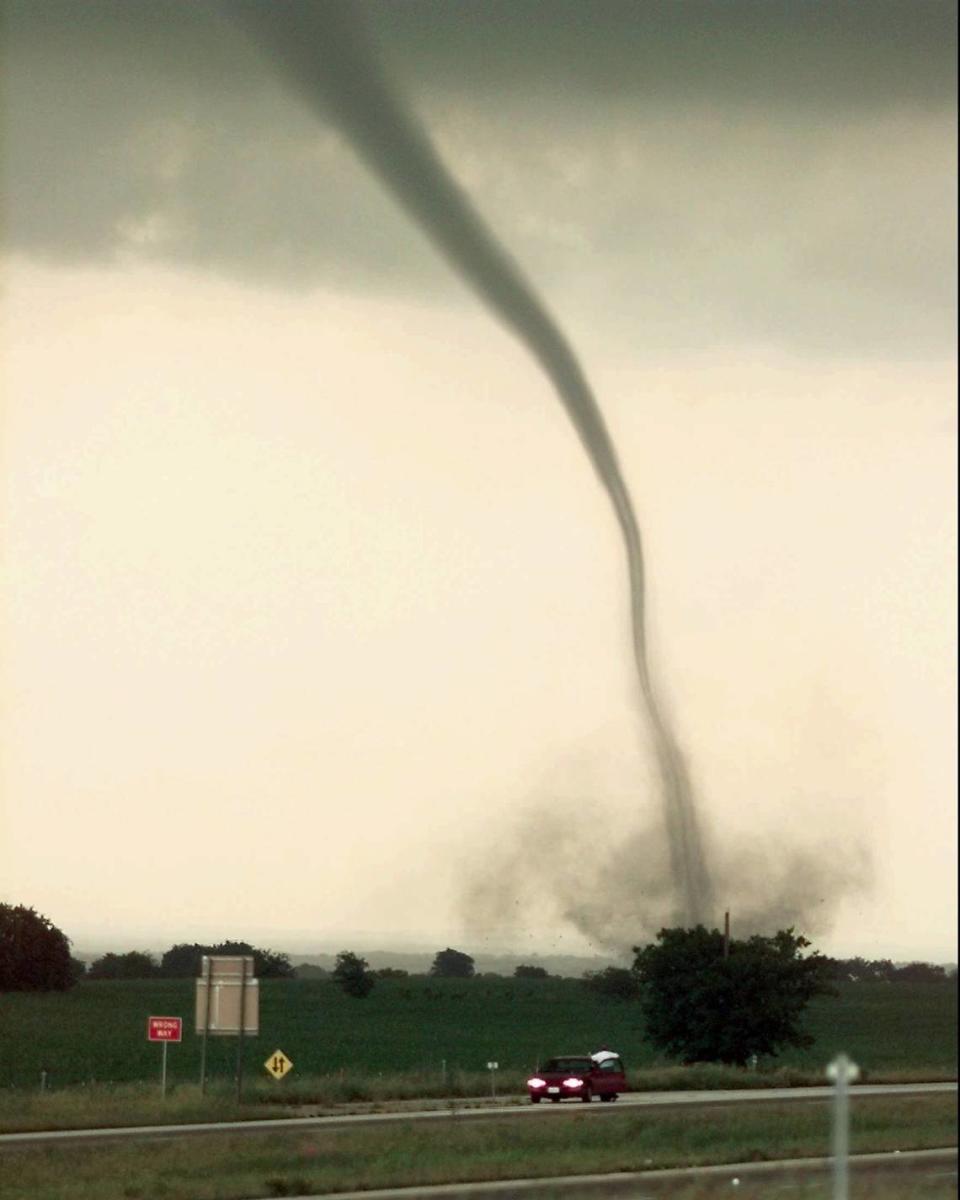 Una nube en forma de embudo hace tierra al norte de Jarrell, Texas, a lo largo de la Interstate 35, el 27 de mayo de 1997. Violentas tormentas azotaron cuatro condados del centro de Texas. Unas 20 casas de una urbanización de Jarrell fueron arrasadas. (AP Photo/Austin American-Statesman, Ted S. Warren)