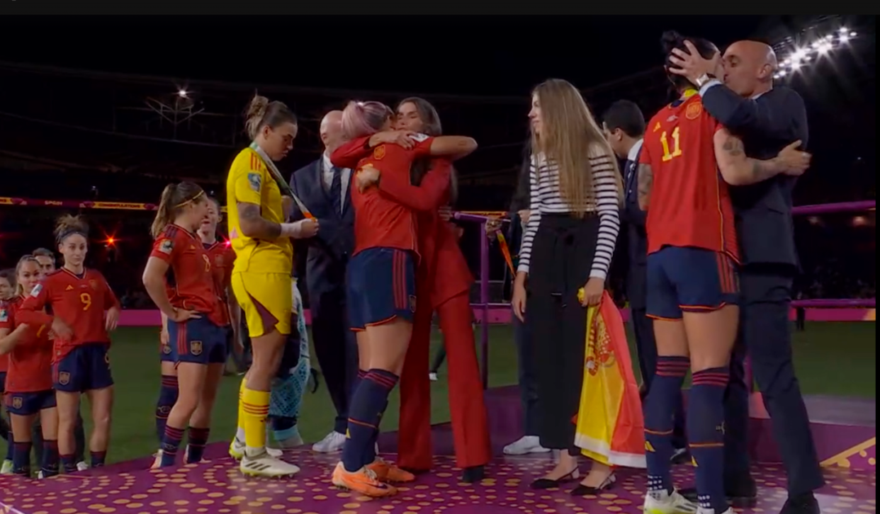 Durante las felicitaciones, el presidente de la Real Federación Española de Fútbol, Luis Manuel Rubiales, da un beso en la boca a la jugadora Jenny Hermoso. <a href="https://www.rtve.es/play/videos/copa-mundial-femenina-de-la-fifa-2023/copa-mundial-femenina-fifa-2023-final-spana-inglaterra/6953949/" rel="nofollow noopener" target="_blank" data-ylk="slk:RTVE;elm:context_link;itc:0;sec:content-canvas" class="link ">RTVE</a>