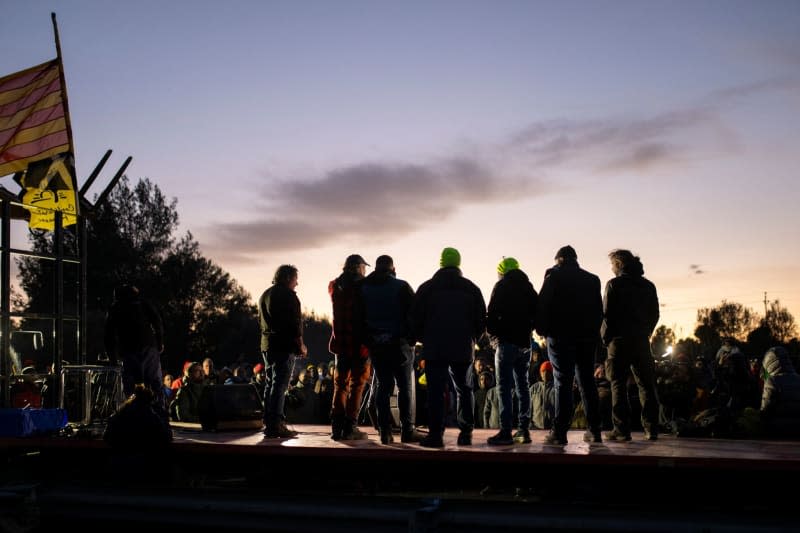 Farmers and ranchers stand next to their tractors in Girona to demand improvements in the countryside. Lorena Sopêna/EUROPA PRESS/dpa