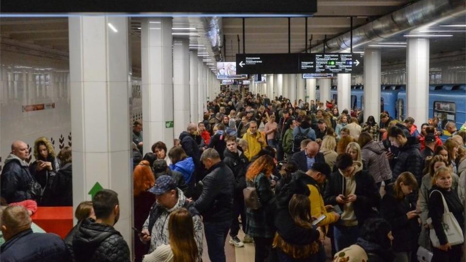 Habitantes de Kyiv en una estación de trenes subterránea