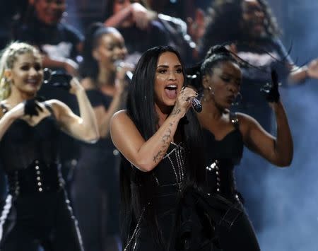 2017 American Music Awards – Show – Los Angeles, California, U.S., 19/11/2017 – Demi Lovato performs "Sorry Not Sorry." REUTERS/Mario Anzuoni