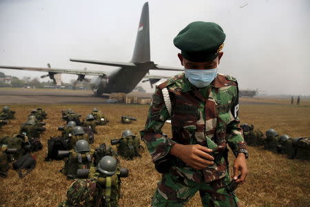 An Indonesian soldier wearing a mask arrives at Talang Betutu airport in Palembang to reinforce firefighter teams in south Sumatra province September 10, 2015. REUTERS/Beawiharta