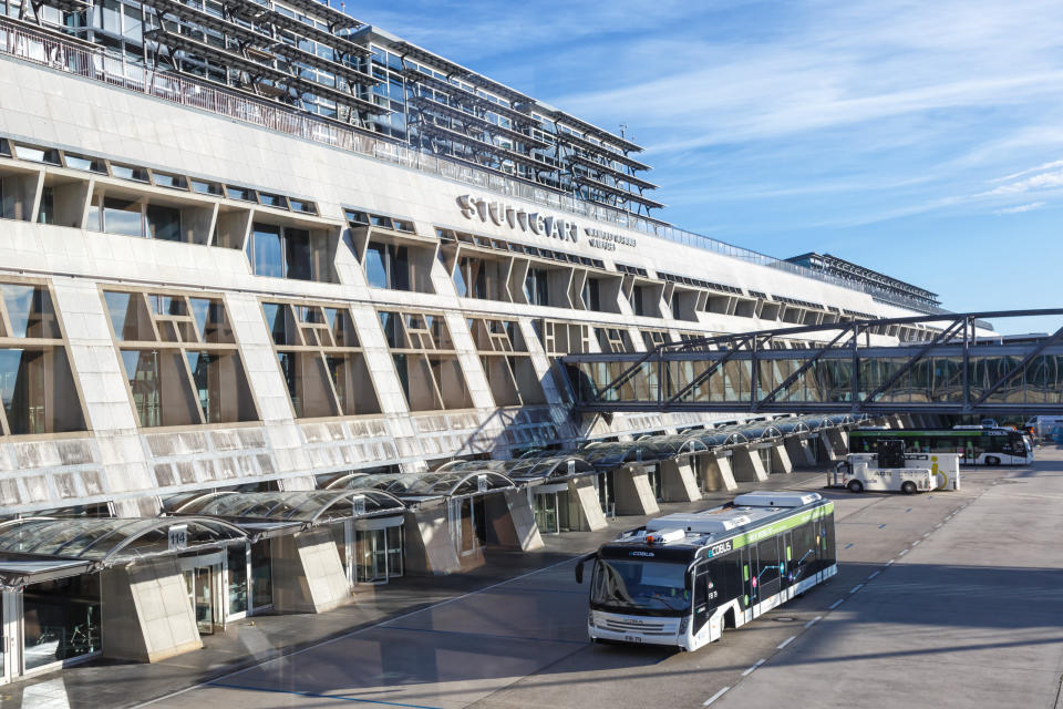 Noch sind in Baden-Württemberg keine Sommerferien – ergo sind die Schlangen am Flughafen Stuttgart noch nicht ganz so lang. - Copyright: picture alliance / Markus Mainka