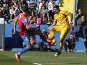 Football Soccer - Levante v Barcelona - Spanish Liga - Ciudad de Valencia Stadium, Valencia, Spain - 7/2/16. Barcelona's Luis Suarez and Levante's David Navarro in action. REUTERS/Heino Kalis