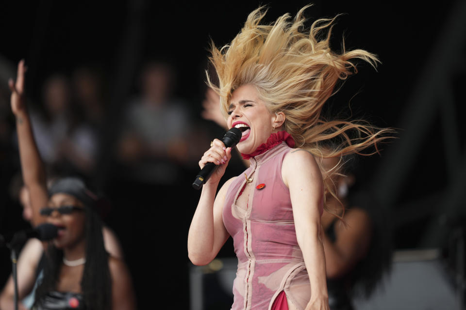 Paloma Faith durante su concierto en el Festival de Glastonbury en Worthy Farm, Somerset, Inglaterra, el domingo 30 de junio de 2024. (Scott A Garfitt/Invision/AP)