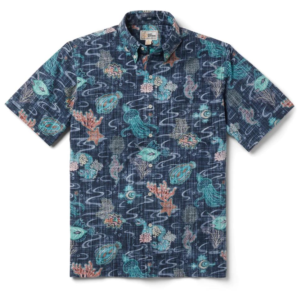 Best classic Hawaiian shirt for men.