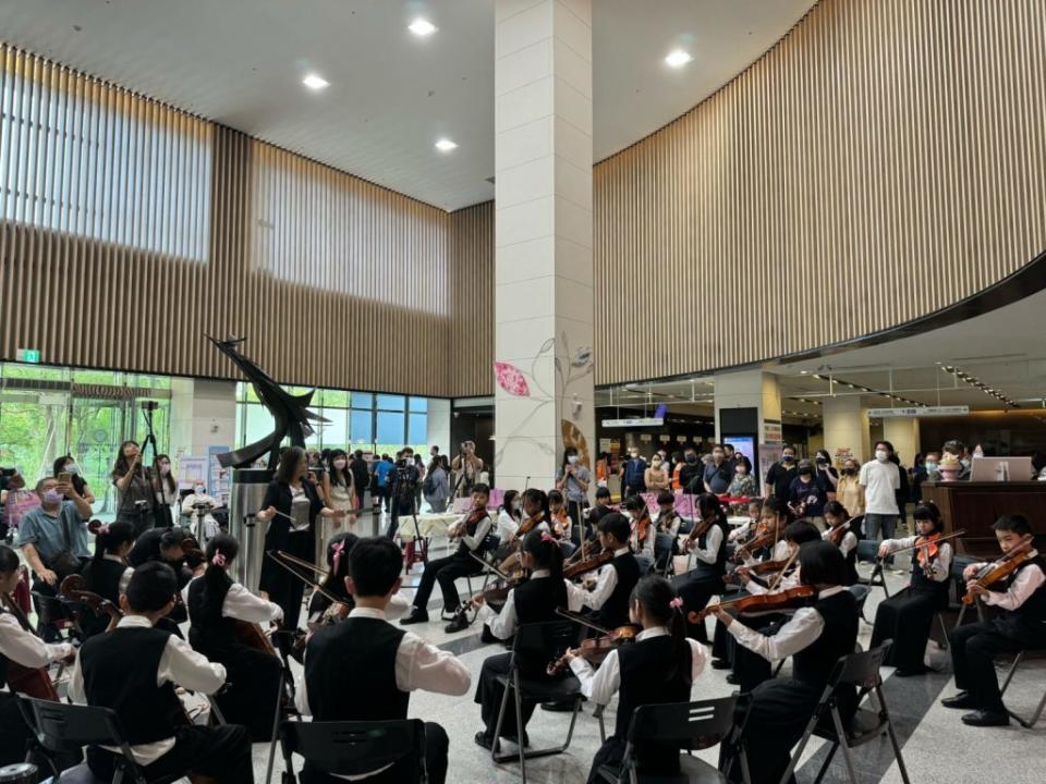 新竹縣六家國小弦樂團到中國醫藥大學新竹附設醫院演出「聽見幸福.弦琴藝至感恩音樂會」演奏一系列動聽的音樂。（圖/記者林照東翻攝）