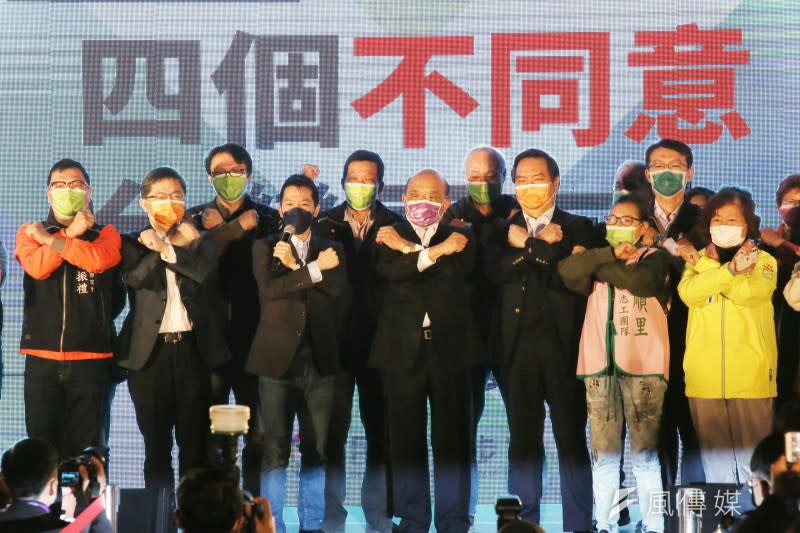 20211110-行政院長蘇貞昌(圖中)10日出席「四個不同意 台灣更有力」公投說明會台北市場次。(柯承惠攝)