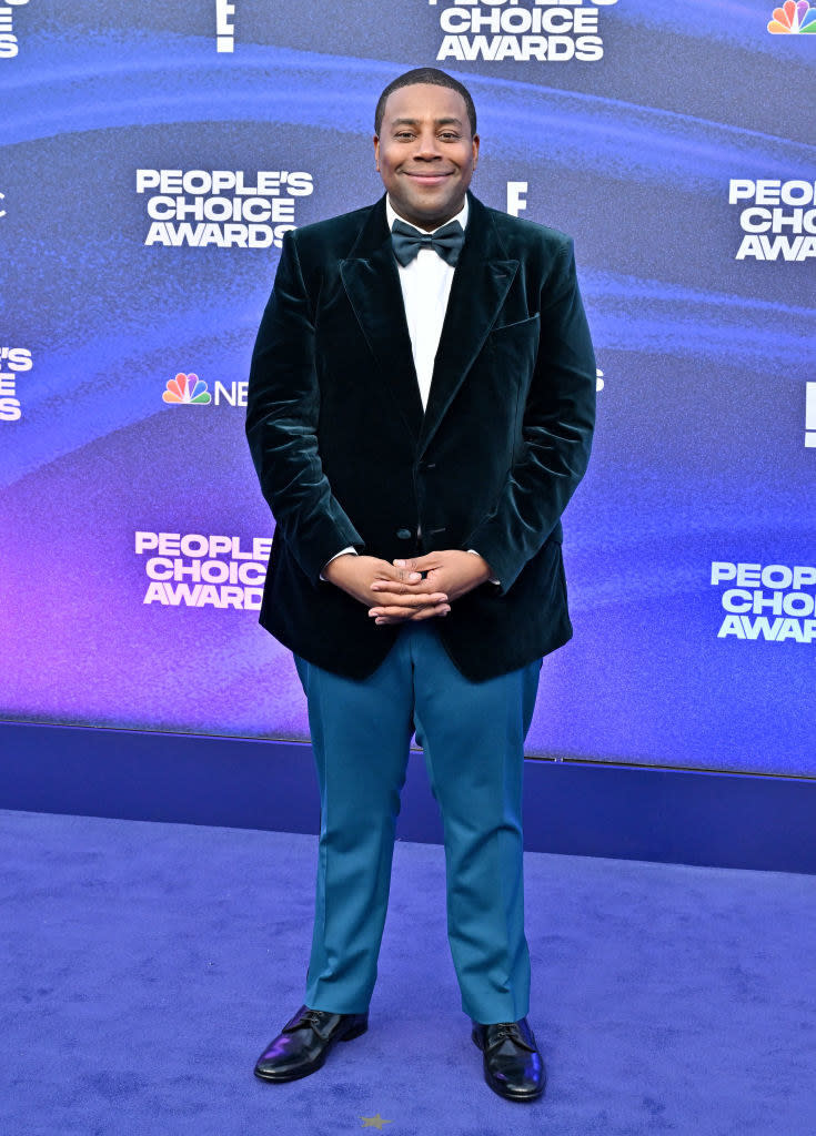 Kenan Thompson attends the 2022 People's Choice Awards in a colorful suit