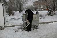 La ciudad cuenta con un refugio nocturno, pero está muy alejado del centro y los que duermen allí se han adueñado del basurero cercano en el que se ganan la vida. Por ello, muchos sintecho prefieren seguir en la calle. (Foto: Alexey Malgavko / Reuters).